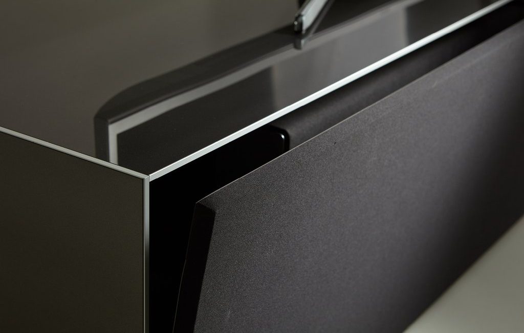 01 B.4 TRIG detail front lr 1024x1024 Акустическая ткань и отделка стеклом и алюминиевой кромкой в тумбе для ТВ от Sonorous