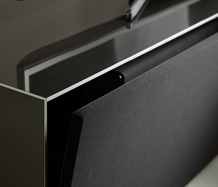01 B.4 TRIG detail front lr 1024x1024 Акустическая ткань и отделка стеклом и алюминиевой кромкой в тумбе для ТВ от Sonorous