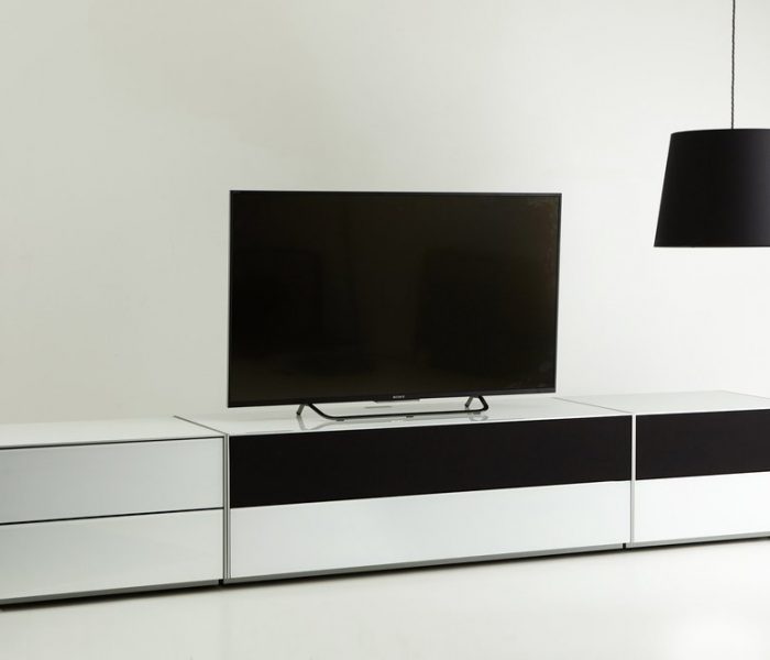 01 C.3 TRIG lifestyle lr 1024x1024 Набор тумб для мультимедиа в гостинную со стеклом и акустической тканью от Sonorous