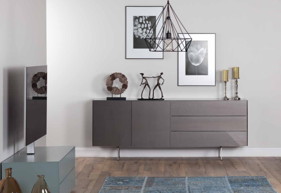 design tv meubels 4 Характерные особенности длинных комодов всегда являются продолжением специфической формы этого вида мебели: • Так, они созданы для больших комнат. Габариты не позволят; • Большая вместительность. Эта мебель чудесно заменит Вам даже полноценный шкаф ; • Верхняя открытая полка, из-за удачного расположения, почти всегда под рукой и занята самыми важными и красивыми вещами. Пожалуй нет больше предмета мебели, в котором бы такую важную роль играла бы функциональная верхняя полка; • Надежная и крепкая конструкция дает возможность ставить на и в комод большой телевизор, акустику и прочую технику • При похожей вместительности комод смотрится лучше чем любой шкаф • Из-за своей длинны, комоды способны более ефективно распределять полезную нагрузку. Так, была придумана модульная система, при которой весь фасад разбивается на 2 - 5 соединенных между собой модулей тумб с различной функциональностью на Ваш выбор.